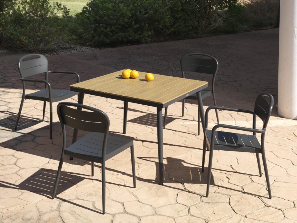 Conjunto de Mesa Cuadrada y Sillones en Resina Carreras Mobiliario